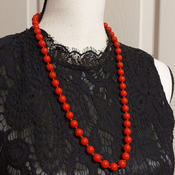 Vintage Classic Lustrous Red Lucite Bead Necklace with Hidden Twist Barrel Clasp - Picture 3 of 6